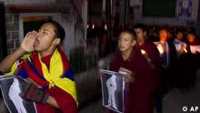a Tibetan Buddhist monk shouts as he and others hold pictures of Tibetans they claim were allegedly shot by Chinese security forces earlier this week, during a candlelight vigil in Dharamsala, India, Wednesday. Jan. 25, 2012. Deadly clashes between ethnic Tibetans and Chinese security forces have spread to a second area in southwestern China, the government and an overseas activist group said Wednesday. (Foto:Angus McDonald/AP/dapd)