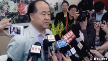 ACHTUNG: SCHLECHTE QUALITÄT

Chinese writer Mo Yan (L) talks to the media during a news conference in his hometown Gaomi, Shandong province October 11, 2012. Mo won the 2012 Nobel prize for literature on Thursday for works which the awarding committee said had qualities of 