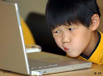 A Japanese child looks at a computer screen(Photo: dpa)