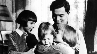Граф фон Штауффенберг со своими детьми
