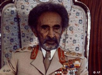 Kaiser <b>Haile Selassie</b> auf seinem Thron im Palast in Addis Abeba (Foto: AP) - 0,,1303537_4,00