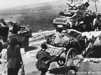 Refugjatë grekë mes automjeteve të Wehrmachtit