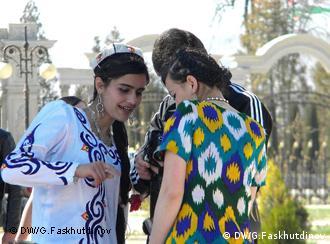 دختران تاجیک دریکی از خیابان‌های شهر دوشنبه