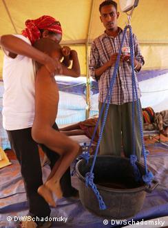 Beschreibung: Die Neuankömmlinge werden medizinisch versorgt. Die Hälfte aller Kinder unter 5Jahren sind unterernährt. 
Thema: 120.000 somalische Flüchtlinge harren in dem überfüllten Lager im Grenzgebiet von Äthiopien und Somalia aus.
Copyright: Schadomsky/DW
Aufnahmedatum: 16.08.2011
