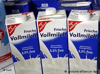 Blick in ein Kühlregal mit Milchtüten am Dienstag (31.07.2007) in einem Supermarkt in Kassel. Milchprodukte sollen in dieser Woche teurer werden. Nach Angaben des Milchindustrie-Verbandes MVI kostet der Liter Milch um fünf bis zehn Cent mehr. Grund sei die Rohstoffknappheit auf dem Weltmarkt. Dürreperioden in Australien und Ozeanien haben zu einem starken Rückgang der dortigen Milchproduktion geführt. Foto: Uwe Zucchi +++(c) dpa - Report+++ 