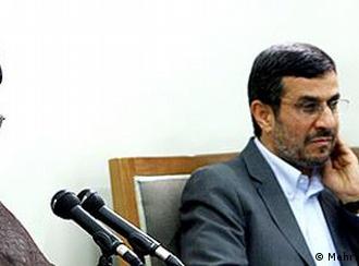 تعمیق شکاف سیاسی درون کشور و شدت گرفتن اختلافات خامنه‌ای و احمدی‌نژاد، از جمله دلایل کاهش حمایت ایرانیان از برنامه هسته‌ای است