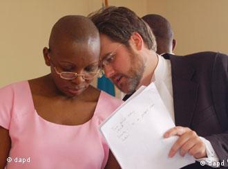 Victoire Ingabire listens to her British defense counsel Iain Edwards. (Photo:Shant Fabricatorian/AP/dapd)