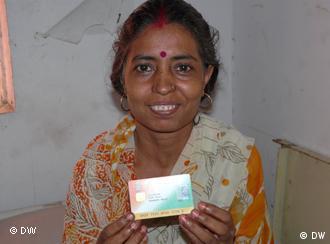 Patient <b>Urmila Devi</b> holds an RSBY Smart Card - 0,,15370084_4,00
