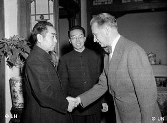 ***Achtung: Nur zur mit dem Rechteinhaber abgesprochenen Berichterstattung verwenden!*** 
U.N. Secretary-General Meets Prime Minister Chou En-Lai 
Secretary-General Dag Hammarskjöld went to China to seek, at the General Assembly's request, the release of 11 U.S. airmen sentenced to imprisonment on espionage charges by the Chinese People's Republic. After his trip on a mission of silent diplomacy, China released the soldiers in August 1955. The succesful talks with China's Prime minister in 1955 boosted Hammarskjöld's reputation as a skilled diplomat. 
Mr. Hammarskjöld being welcomed by Mr. Chou En-Lai (left), Prime Minister and Minister for Foreign Affairs of the People's Republic of China. Between them is an interpreter. 
10 January 1955 
Peking, China 
Photo # 117543 
UN-Pressebild. Zugeliefert von Anke Rasper. 