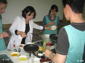 Auf dem Bild: Das "North Korean Food Institute" in Soul. In dem Restaurant wir Nordkoreanische Küche angeboten und es besonders bei Flüchtlingen aus Norkorea sehr beliebt.  Foto: Jason Strother (DW-Korrespondent Südkorea), Oktober 2011.