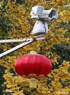 A security camera to watch the main entrance of Chinese dissident artist Ai Weiwei's home is decorated with a Chinese lantern amongst the autumn colors in Beijing, China, Monday, Nov. 7, 2011. Thousands of people have sent more than 5.3 million yuan ($840,000) to Ai, some tossing cash folded into airplanes over his gate, he said Monday, to help him pay a tax bill they see as government harassment. The Beijing tax bureau was demanding that he pay 15 million yuan ($2.4 million) in back taxes and fines. (Foto:Ng Han Guan/AP/dapd)