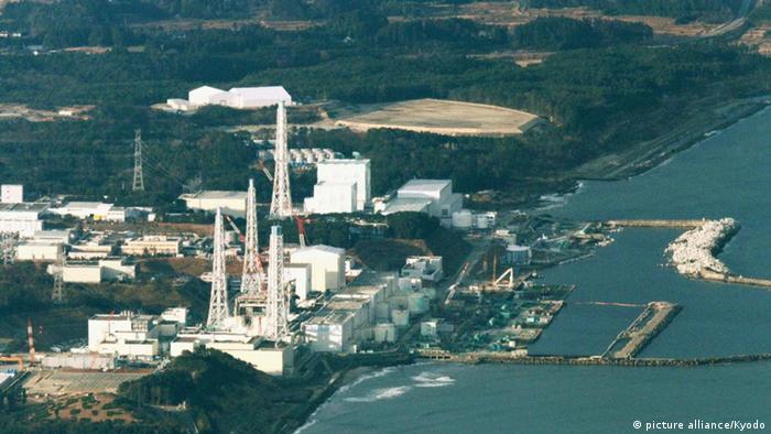 Photo from a Kyodo News helicopter shows (from back to front) the No. 6, No. 5, No. 1, No. 2, No. 3 and No. 4 reactors of the crippled Fukushima Daiichi Nuclear Power Station in Fukushima Prefecture on Dec. 15, 2011. (Photo: Kyodo)