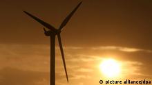 Die Sonne geht am Samstag (29.08.2009) hinter einer Windkraftanlage in der Nähe von Kiel auf. Das Wetter wird am Samstag (29.8.2009) wechselhaft mit Gewittern und Temperaturen um 18 Grad. Foto: Angelika Warmuth dpa/lno +++(c) dpa - Report+++