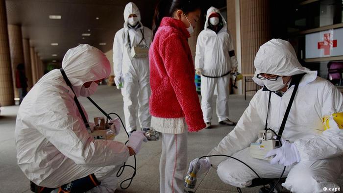 A young person in Fukishima being examined by scientists in Fukushima after the nuclear accident Foto: Wally Santana/AP