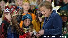 Bundeskanzlerin Angela Merkel (CDU) trifft am Donnerstag (05.01.2012) Sternsinger im Kanzleramt in Berlin. Sternsinger aus allen 27 deutschen Bistümern haben während ihres traditionellen Besuchs die etwa 500.000 Mädchen und Jungen vertreten, die sich rund um das Dreikönigsfest bundesweit an der 54. Aktion Dreikönigssingen beteiligen. Foto: Hannibal dpa/lbn 