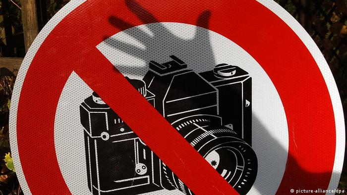 Symbolbild Pressefreiheit Schild fotografieren verboten schwarzer Hand