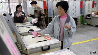 Wähler an der Urne in Taiwan