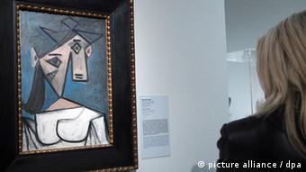 epa03054057 A file photo dated 04 January 2012 shows the Picasso 'Woman's head' on display in the National Gallery of Athens, Greece. Burglars broke into the National Gallery in the pre-dawn hours on 09 January 2012 and took unknown number of paintings including Picasso's 1939 'Woman's Head' EPA/CHRISTINA ZACHOPOULOU +++(c) dpa - Bildfunk+++
