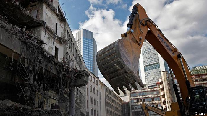 An excavator destroying a building (Mario Vedder/dapd)