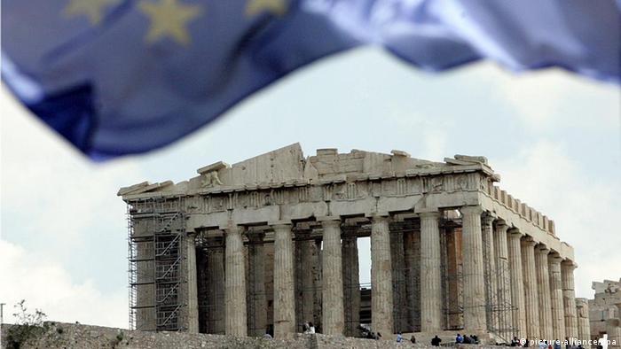 EU flag waving in front of the Acropolis 
Copyright: ORESTIS PANAGIOTOU / dpa 