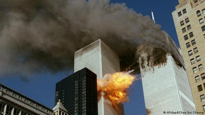 FILE - In this Sept. 11, 2001 file photo, United Airlines Flight 175 collides into the south tower of the World Trade Center in New York as smoke billows from the north tower. (Foto:Chao Soi Cheong/AP/dapd)