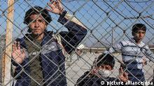 صدها مهاجر افغان نیز در یونان بی سرنوشت به سر می برند. 