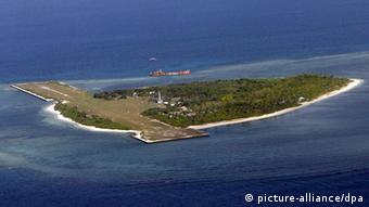 An airstrip is built on the islet of 'Pag-asa', one of Spratlys' group of islands in the South China Sea, where Filipino soldiers are guarding but five other countries are laying claim on, 02 May 2008. The Arroyo government is under fire for supposedly selling out Philippine territory through the Spratlys oil exploration deal with China and Vietnam. EPA/FRANCIS R. MALASIG +++(c) dpa - Report+++ 