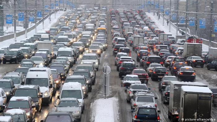 Symbolbild Russland Moskau Verkehr Stau Winter