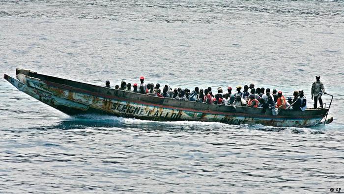 Immigranten-Boot vor den Kanarischen Inseln (AP Photo/Arturo Rodriguez)

