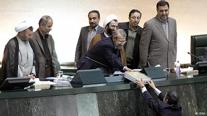 محمود احمدی‌نژاد لایحه‌ی بودجه سال ۱۳۹۱ را در بهمن‌ماه و با دو ماه تأخیر به مجلس آورد