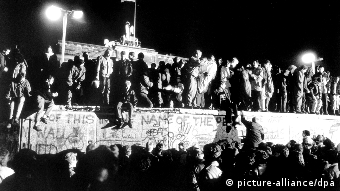 The fall of the Berlin Wall in 1989 ( Foto: Eberhard Klöppel +++(c) dpa - Report+++)