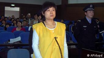 In this photo taken on Saturday April 16, 2009 and made available on Tuesday April 19, 2011, Wu Ying, head of the Bense Holding Group, stands on trial for allegedly raising over 390 million yuan by promising high returns to her creditors at the intermediate people's court in Jinhua in eastern China's Zhejiang province. (Foto:AP/dapd) CHINA OUT