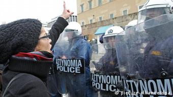Griechenland Generalstreik Parlament Polizei Konfrontation Demonstrantin