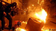 youth set fires in the streets of Algiers, during the night as part of a protest over the rising cost of living.  (Foto:AP/dapd)
