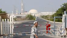 ARCHIV: Ein iranischer Sicherheitsbeamter geht an einem Tor des Atomkraftwerks Buschehr (Iran) vorbei (Foto vom 20.08.10). Eine Abordnung ranghoher Delegierter der Internationalen Atomenergiebehoerde (IAEA) besucht vom Sonntag (29.01.12) bis Dienstag (31.01.12) im Zusammenhang mit dem Atomprogramm der Islamischen Republik den Iran. Es handelt sich um eine diplomatische Mission. Die IAEA wollte auf Nachfrage keine genaue Zahl der Delegierten nennen und machte keine Angaben dazu, mit wem die Delegation zusammentrifft und ob einzelne Atomanlagen besichtigt werden sollen. Das Ziel der Mission ist es laut Pressemitteilung, "alle ausstehenden, grundlegenden Angelegenheiten zu klaeren". (zu dapd-Text)
Foto: Vahid Salemi/AP/dapd