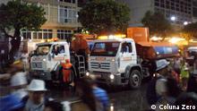 Caminhões recolhem lixo após passagem da Banda de Ipanema na Av. Vieira Souto