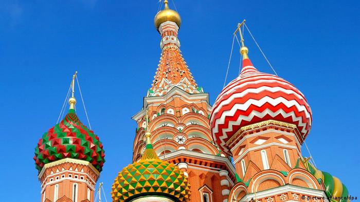 The colorful spires of the a Russian orthodox cathedral point into the sky.
(Photo: Andreas Lander +++(c) dpa)
