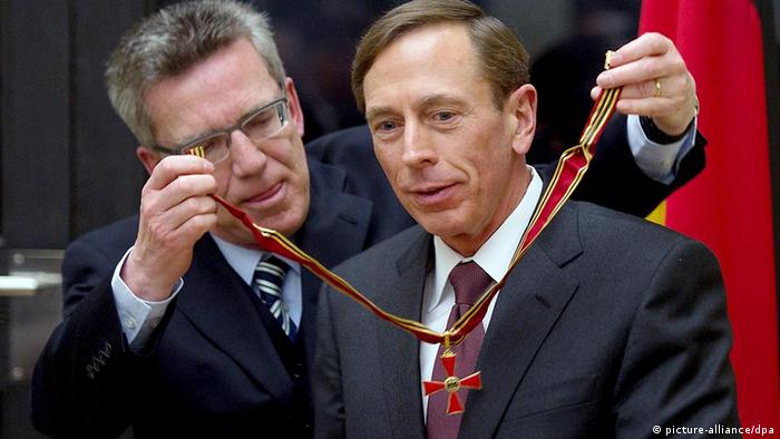 El ministro alemán de Defensa condecora aquí a David Petraeus en Washington.