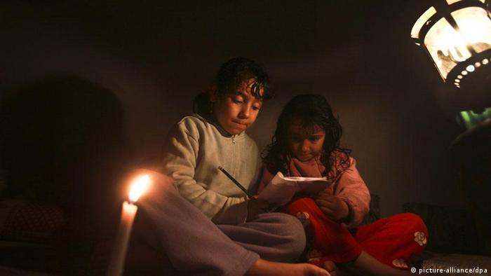 epa03106007 Palestinian children use gas lamps during a power cut in Jabaliya refugee camp in the northern Gaza Strip on 14 February 2012. The Gaza Energy Authority said that the sole remaining power plant in the Gaza Strip stop working becuse it run out of fuel, causing a wide-scale blackout. EPA/ALI ALI
Schlagworte  ALTERNATIVE ENERGY, ALTERNATIVE ENERGY, Alternative-Energie, Alternativ-Energien
