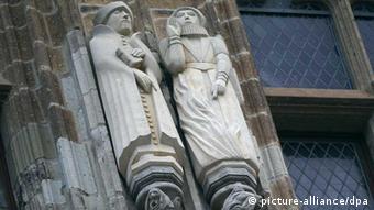 Na zgradi gradske vjećnice u Kölnu u veljači 2012. postavljena je figura srednjevjekovne bogatašice i optužene vještice Katharine Henot (desno). Grad bi je nakon 400 godina trebao rehabilitirati.