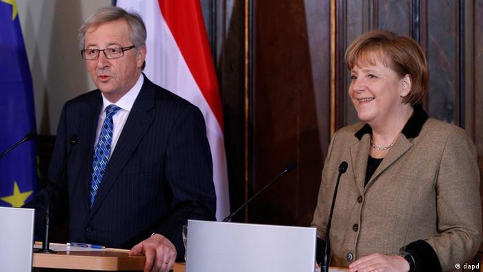 German Chancellor Angela Merkel, right, and Luxembourg's Prime Minister Jean-Claude Juncker, left, address the media during a press statement as part of a meeting in Stralsund, northern Germany, Friday, Feb. 24, 2012. (Foto:Michael Sohn/AP/dapd)