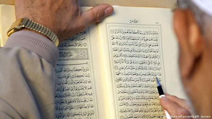 A Muslim reading the Koran
Photo: Rainer Jensen dpa/lbn 