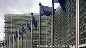 Η δραματική διάσταση που έχει λάβει η οικονομική κρίση στην Ευρώπη αναγκάζει την Κομισιόν να δώσει έμφαση στην ελάφρυνση των κοινωνικών επιπτώσεων 