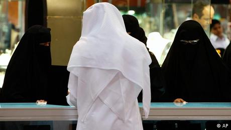 محكمة سعودية تثبت جلد متهمين بالاحتفال بـ″عيد الحب″  عالم المنوعات  DWDE  12082014