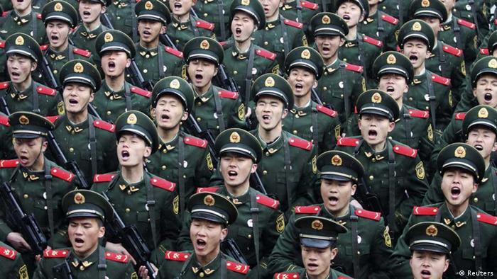 Recruits of the People's Liberation Army (PLA) shout slogans during a handover ceremony on a rainy day at a military base in Hangzhou, Zhejiang province February 10, 2012. REUTERS/Stringer (CHINA - Tags: MILITARY) CHINA OUT. NO COMMERCIAL OR EDITORIAL SALES IN CHINA // Eingestellt von wa