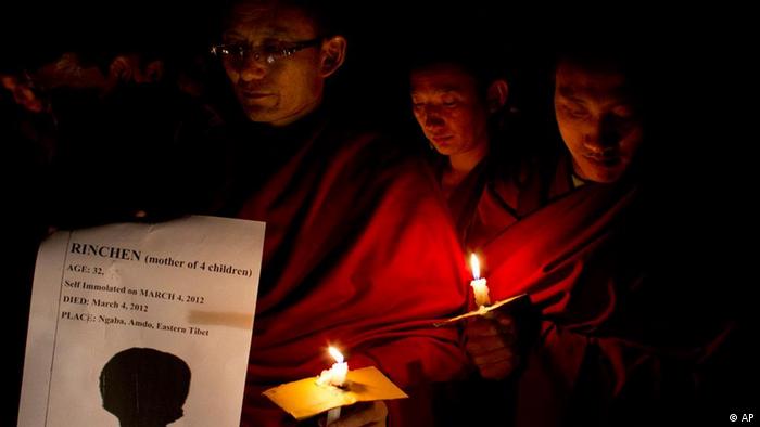 Exiled Tibetan Buddhist monks participate in a candlelit vigil to mourn the death of two Tibetan women who allegedly immolated themselves on March 3rd and 4th in two separate incidents in Tibet, in Dharmsala, India, Monday, March 5, 2012. Chinese repression has led to the self-immolations of many Tibetans and deadly clashes with Chinese authorities. (Foto:Ashwini Bhatia/AP/dapd) 