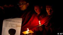 Exiled Tibetan Buddhist monks participate in a candlelit vigil to mourn the death of two Tibetan women who allegedly immolated themselves on March 3rd and 4th in two separate incidents in Tibet, in Dharmsala, India, Monday, March 5, 2012. Chinese repression has led to the self-immolations of many Tibetans and deadly clashes with Chinese authorities. (Foto:Ashwini Bhatia/AP/dapd)
