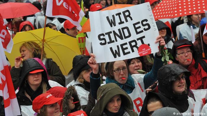 Demonstrators with poster Foto: Andreas Gebert dpa/lby
