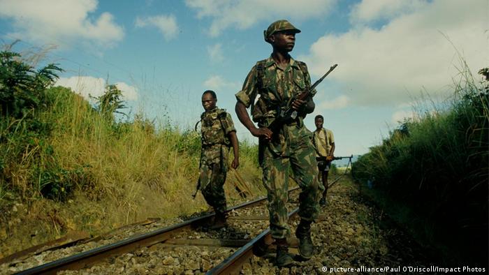 Soldados do Zimbabué protegem a Linha da Beira no ano de 1987