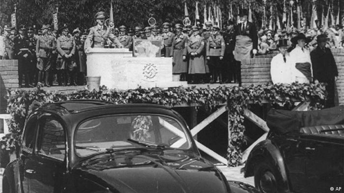 Hitler bei Rede am VW-Werk Fallersleben